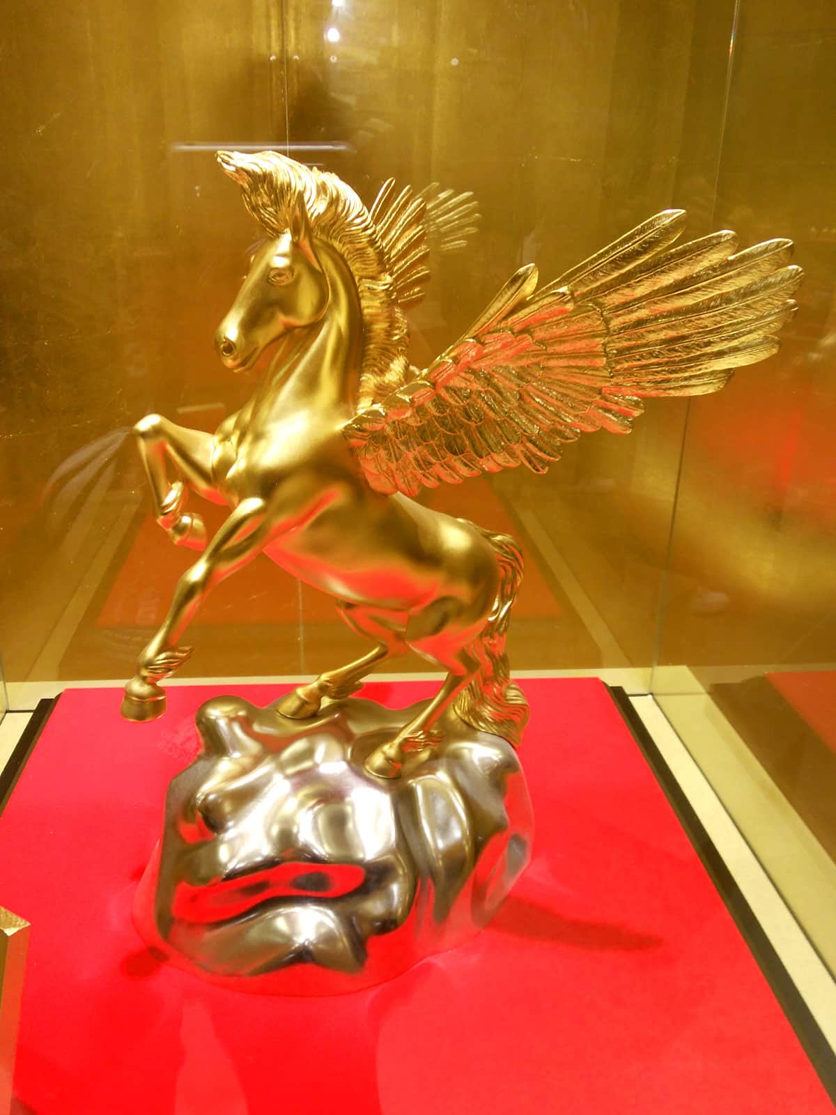 パレスハウステンボスの黄金の館の黄金でできたペガサス像